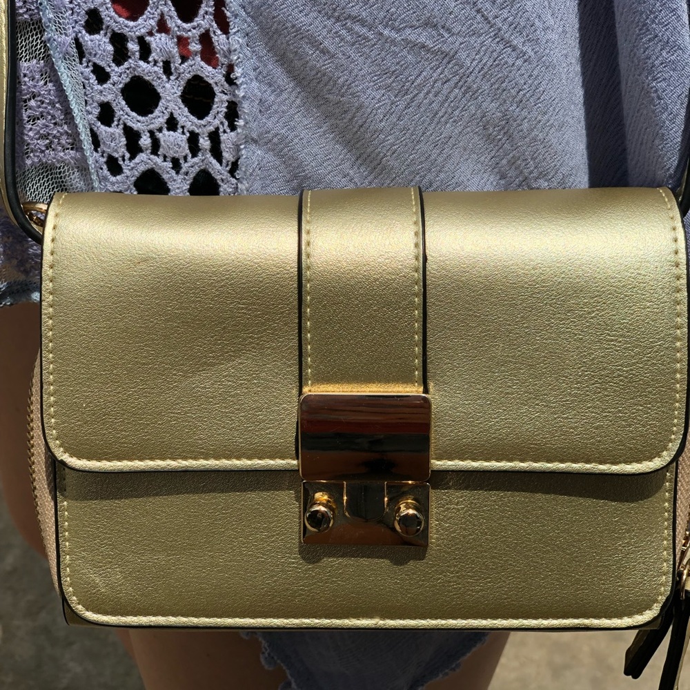 🚨SALE- send an offer!! Pretty petite bag